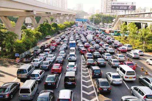堵車鬧心又容易出車禍 學(xué)會(huì)這幾招保證再也不被剮蹭