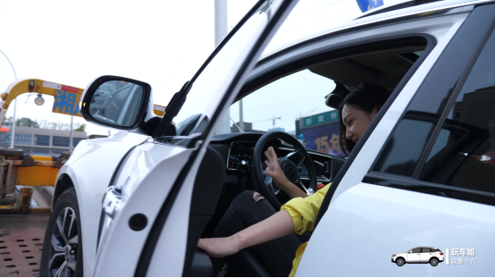【6.7-新聞稿】眾泰t600美女車主路上遇拋錨，該怎么辦？663.png