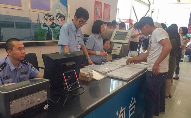 每次暴雨后都能撿到一堆車(chē)牌，車(chē)牌為何這么容易掉？