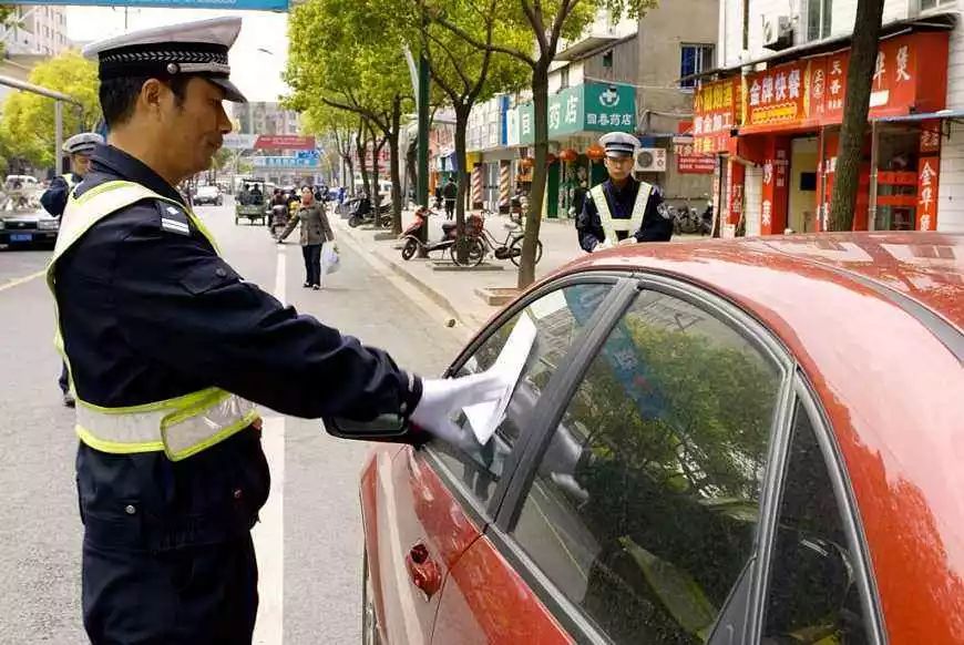 路上最容易違章的10個(gè)場(chǎng)景，不好好看100分都不夠扣！